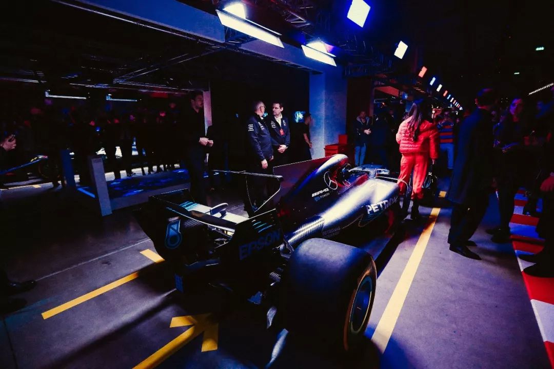 让时装变得民主化，他一直在这么做