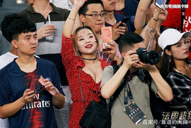 足球界最热最美的女球迷,足球赛场那些高颜值美女球迷瞬间