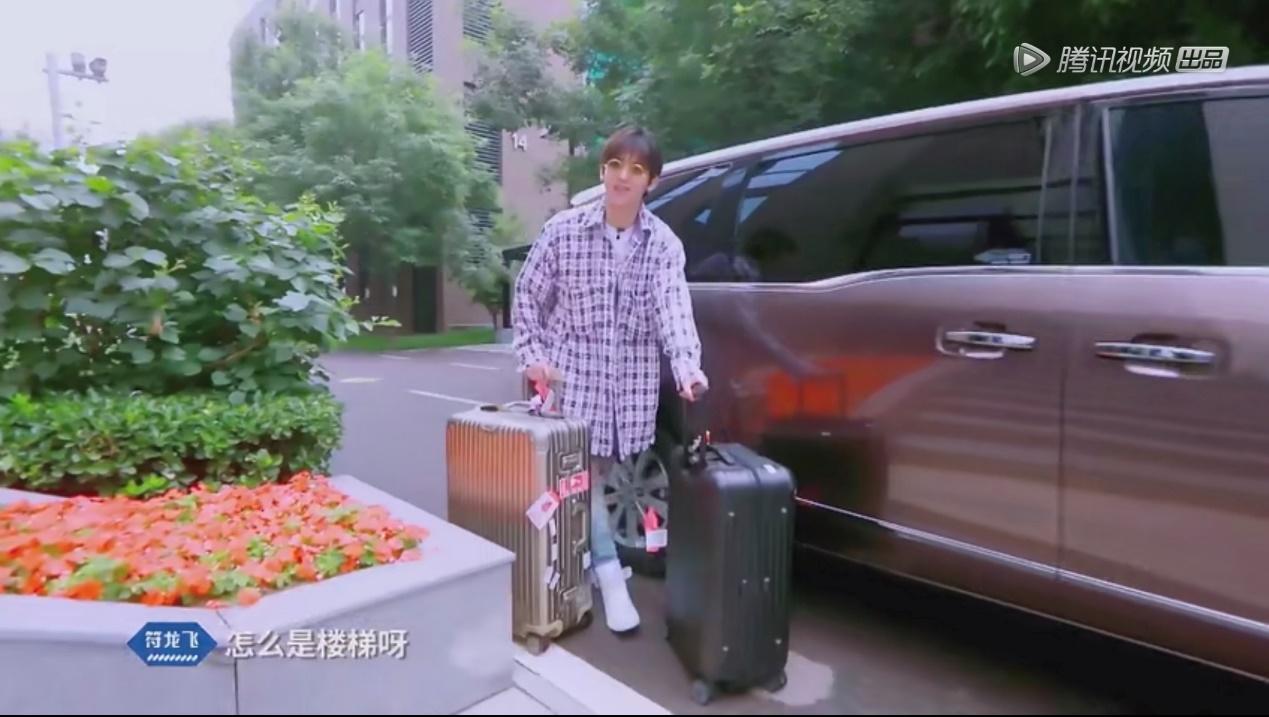 台上“潮音”焦点，台下街头典范，潮音偶像的时尚穿搭之道