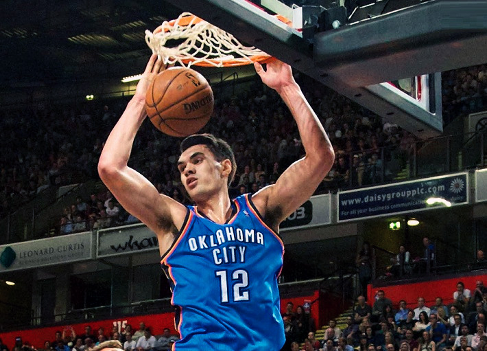 格林第一次踢亚当斯,亚当斯被格林踢裆