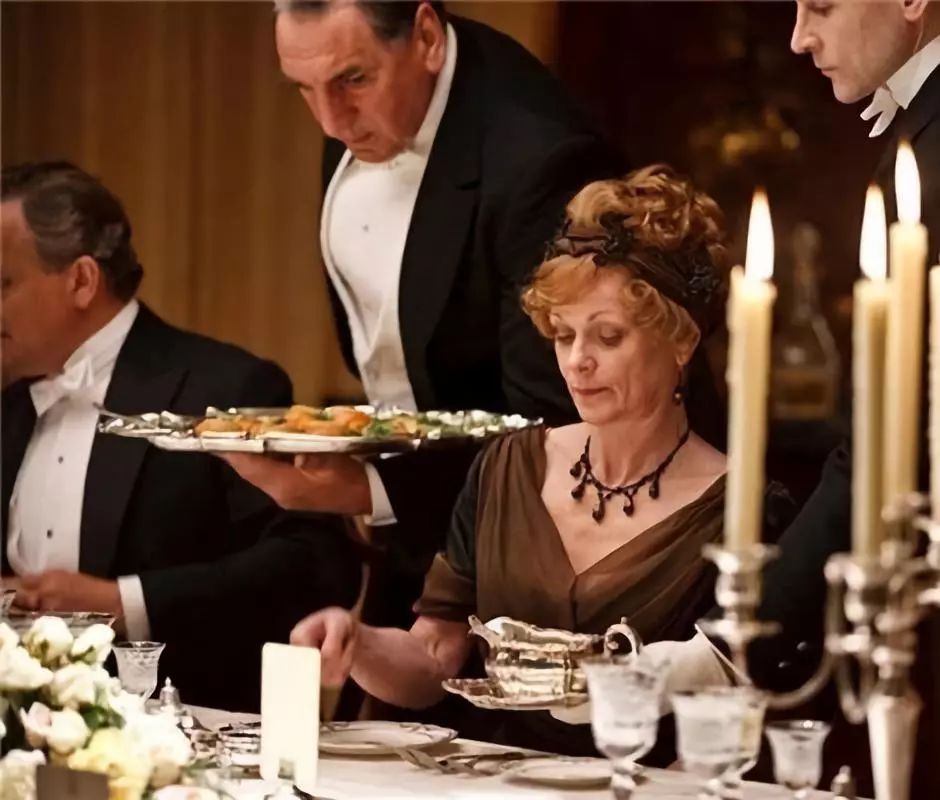 宝格丽酒店穿睡衣吃饭,在宝格丽穿背心