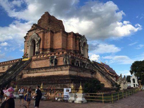 中国游客在泰国逛菜市场,泰国人逛中国超市