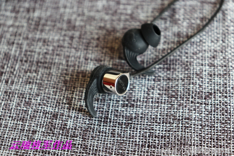 蓝牙耳机一会左耳一会右耳,蓝牙耳机一会响一会不响怎么回事