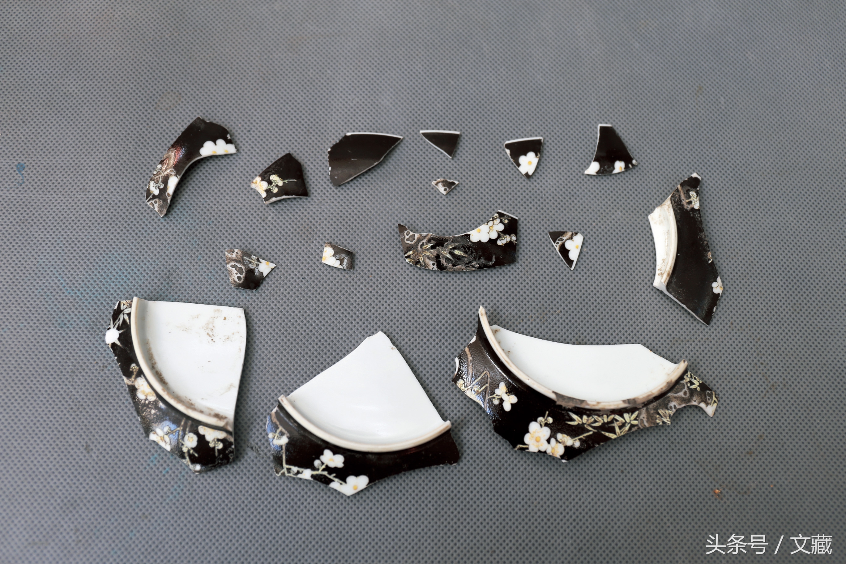 瓷胎画珐琅彩图案上有网格纹,清宫珐琅彩精美瓷盘图片欣赏