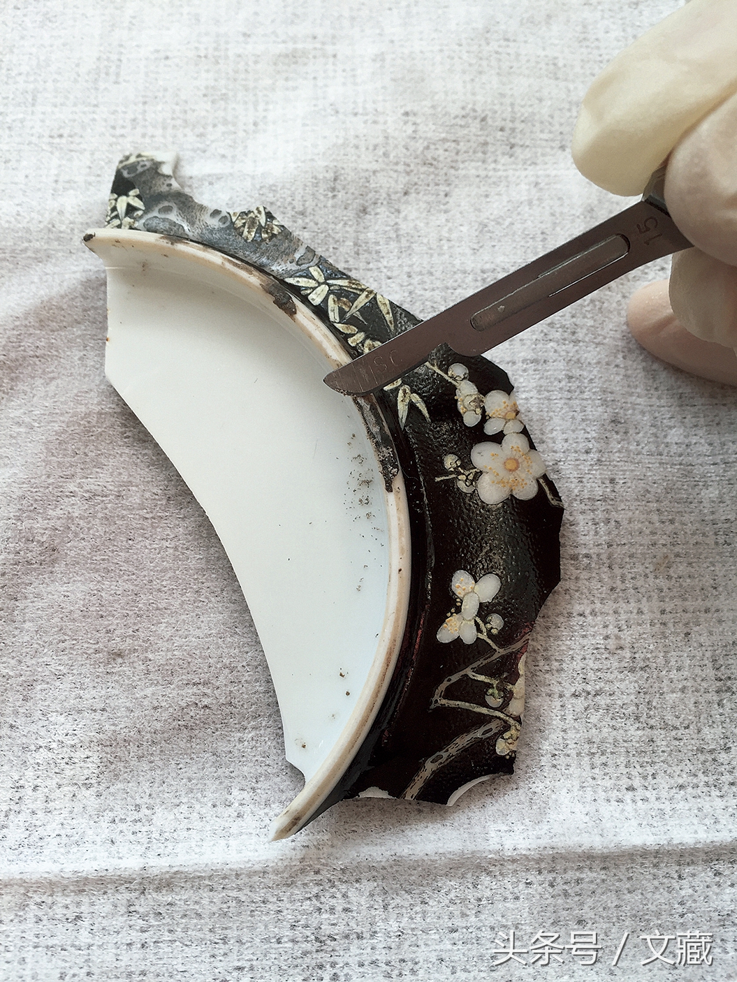 瓷胎画珐琅彩图案上有网格纹,清宫珐琅彩精美瓷盘图片欣赏