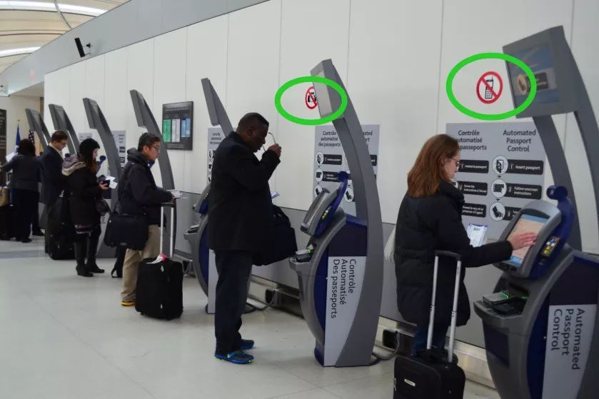 只要没出机场，看到这个牌子，千万别摸手机