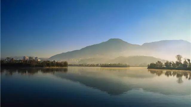 入秋时节，寻一抹火山热海治愈蓝