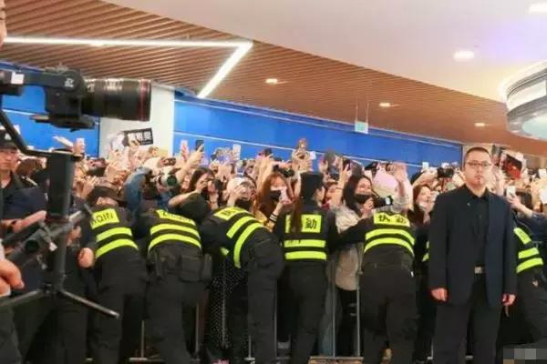 乐华七子久违的合体,乐华七子西装