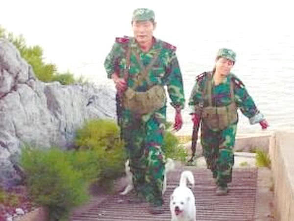 月工资仅三百，夫妻守卫黄海荒岛32年，每天升*旗国**风雨无阻