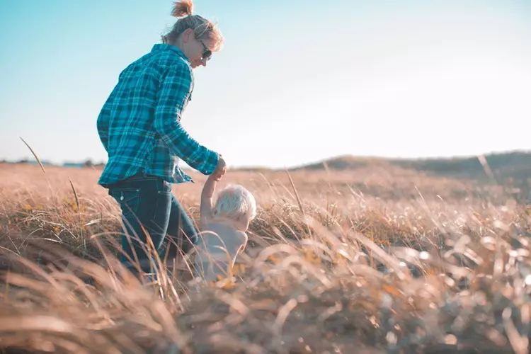 父母原地不动代沟,代沟在于父母还是在于孩子