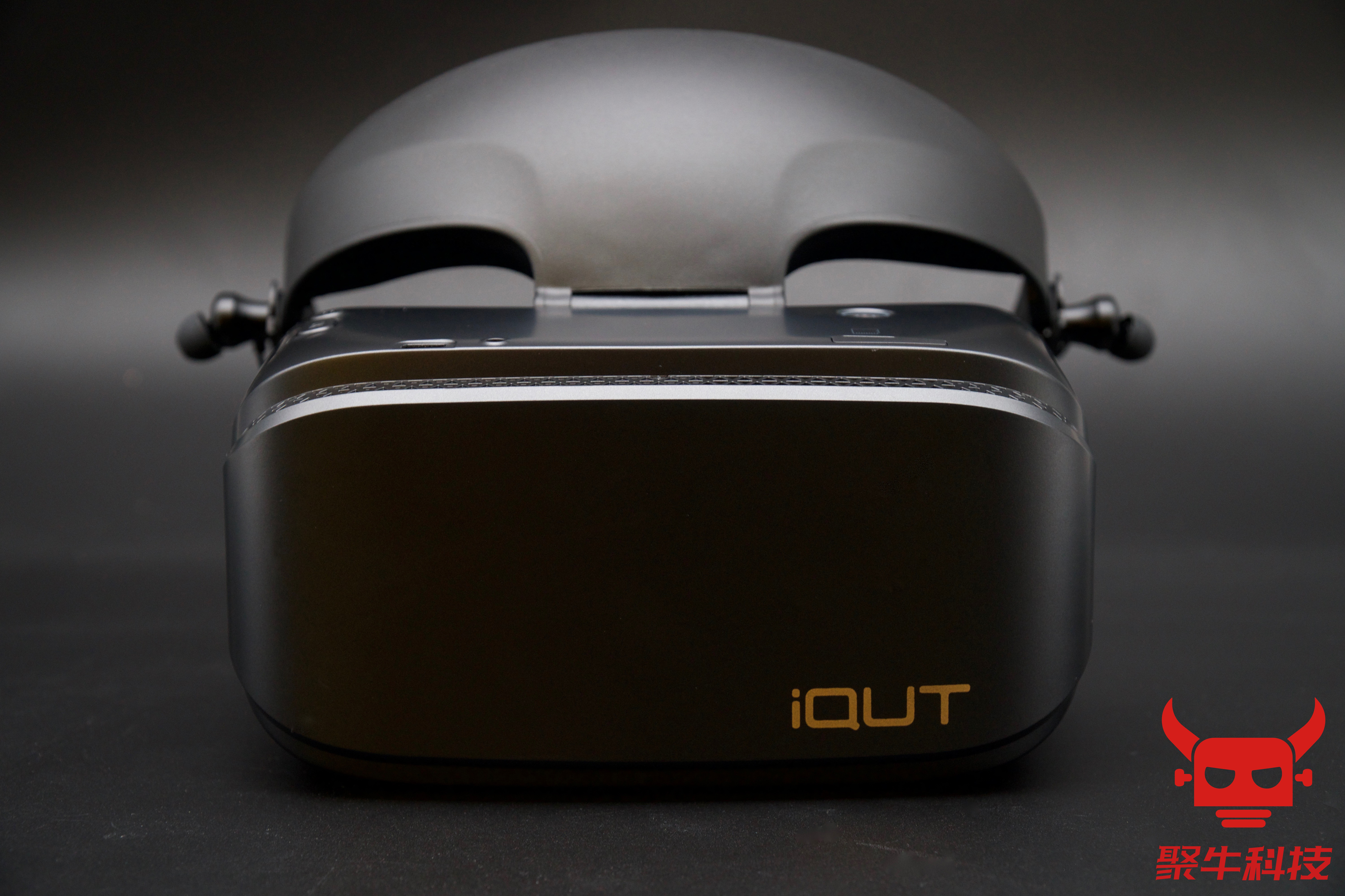 VR看电影哪家强？小米、VIVE、爱奇艺iQUT三款设备亲身体验大横评