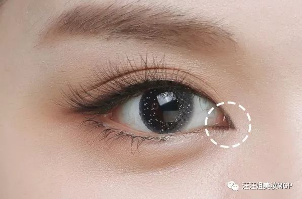 如何用眼线放大眼睛,有点斗鸡眼怎么画眼线