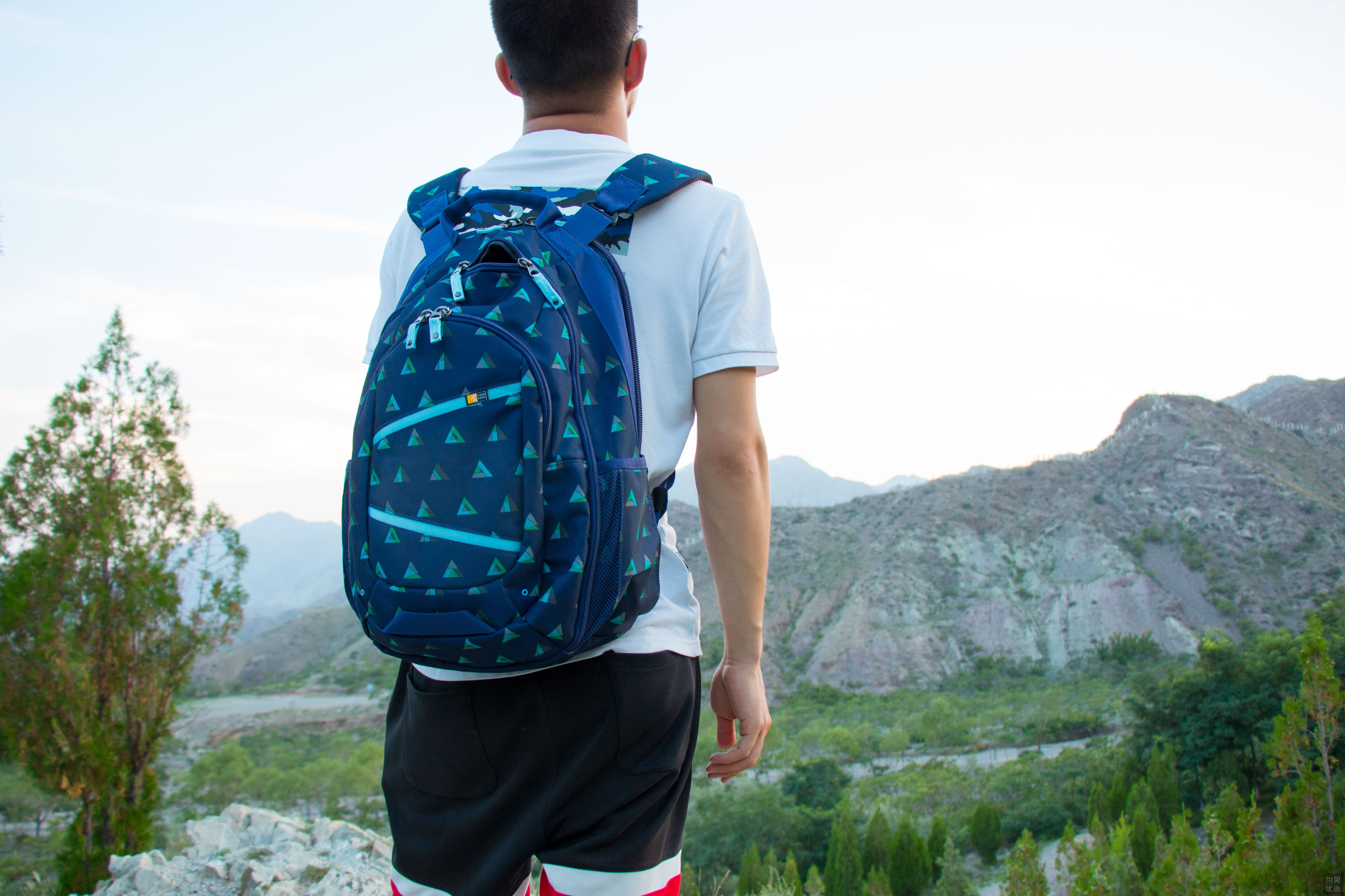 caselogic双肩电脑包防水吗,杰斯伯双肩包测评