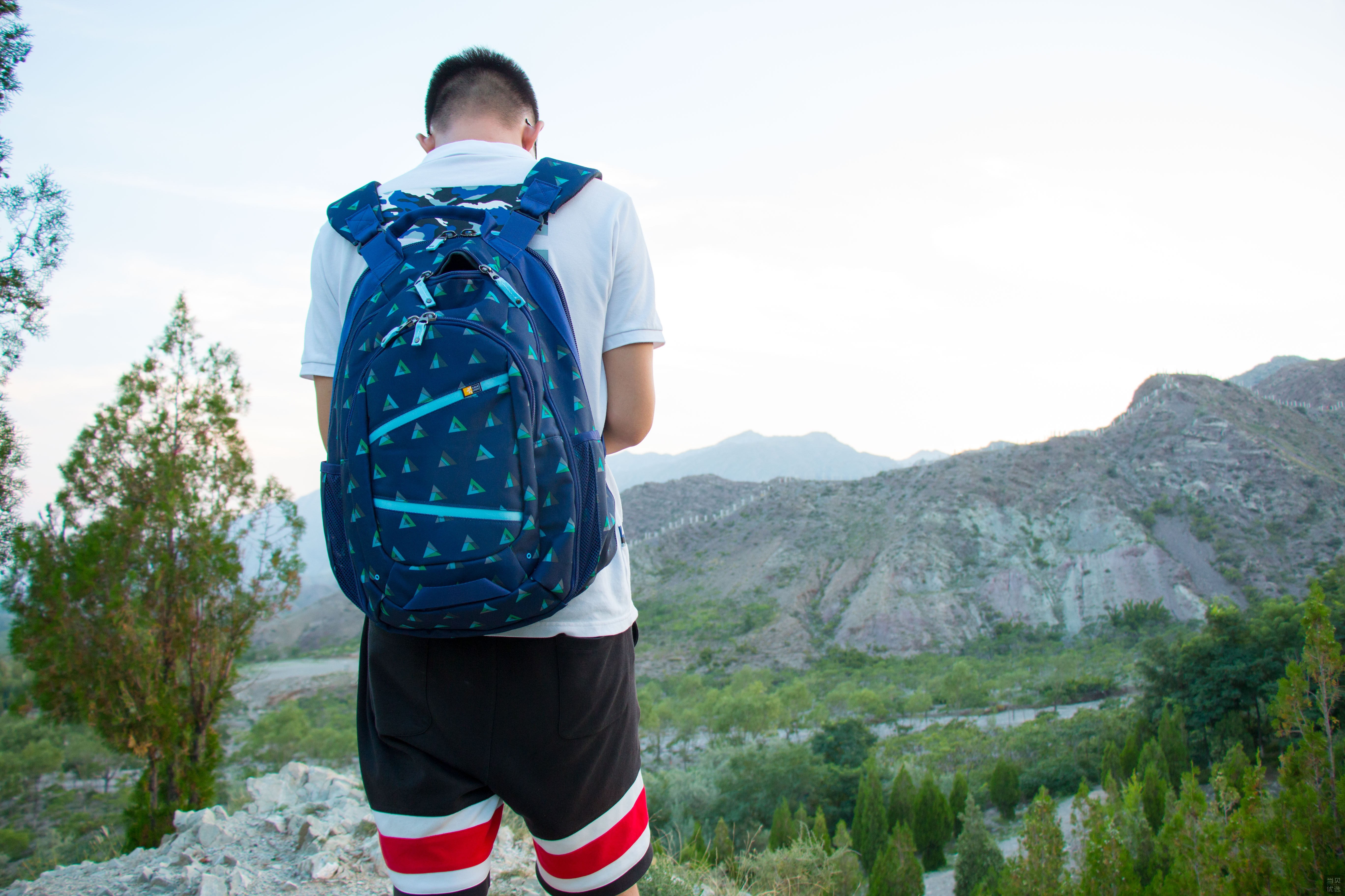 caselogic双肩电脑包防水吗,杰斯伯双肩包测评