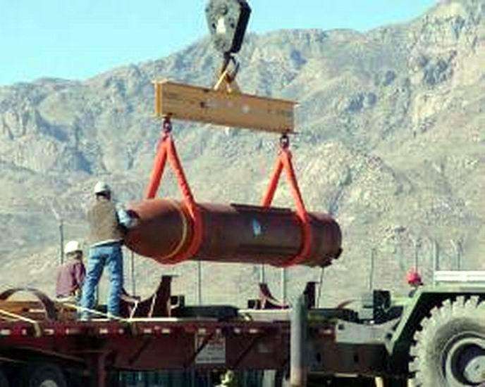 美军钻地弹炸穿地下室,美军空投炸弹之王