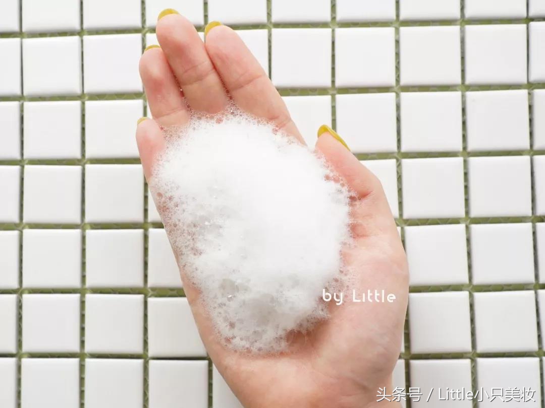 男生在女生的耳朵说悄悄话,男生和男生之间说悄悄话