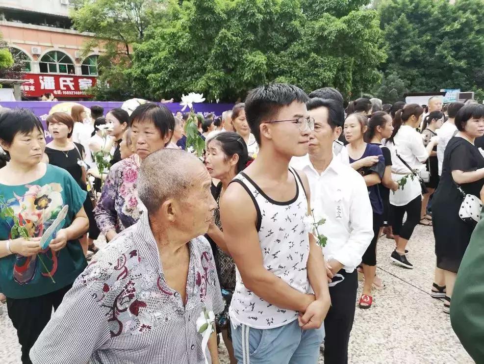 四川仁寿逃犯砍人系误以为仇人藏身派出所疯狂报复！今天，全城洒泪送英雄