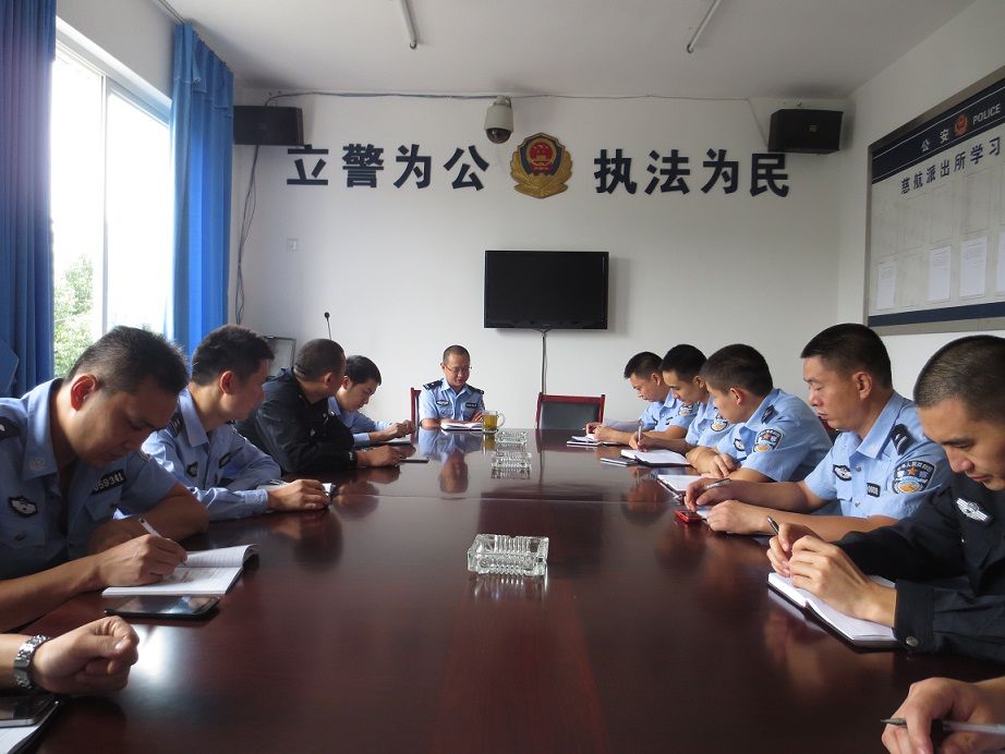 全城鸣笛送牺牲英雄回家,全城出租车送别牺牲民警