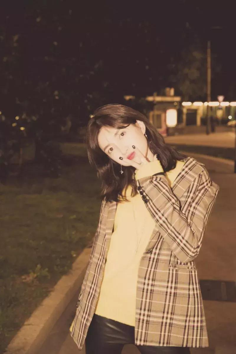 头发这样扎起来真好看,减龄发量少怎么扎头发