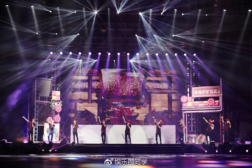 exo爱丽六周年演唱会,为什么exo演唱会爱丽棒会自动变色