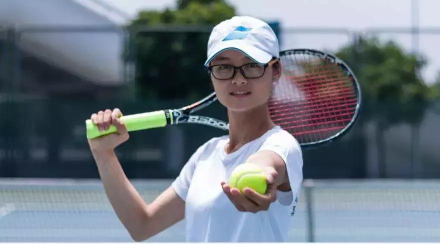 网球初学者如何练好打网球,网球的技巧视频教程