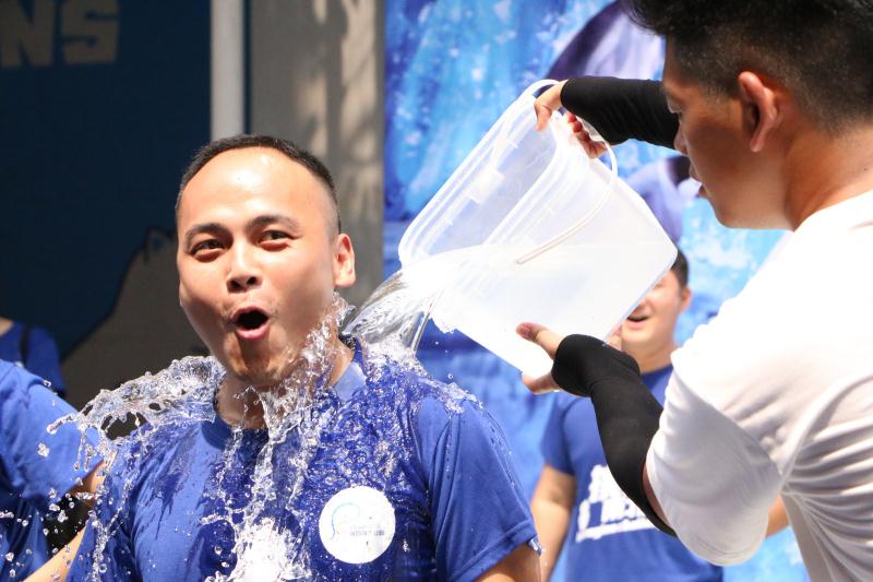 极地海洋世界青岛企鹅互动,青岛极地海洋公园企鹅接触