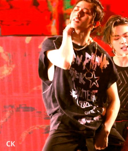 易烊千玺节目被选手diss,易烊千玺和蔡徐坤同框