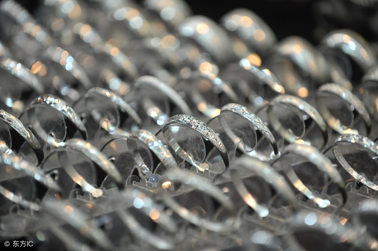 刚买的纯银饰品变黑了,新买的银首饰是黄色的怎么回事