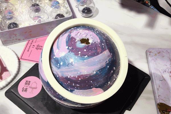 一口吞下宇宙!史上最“*力暴**”星空蛋糕,吃它得用锤子砸!