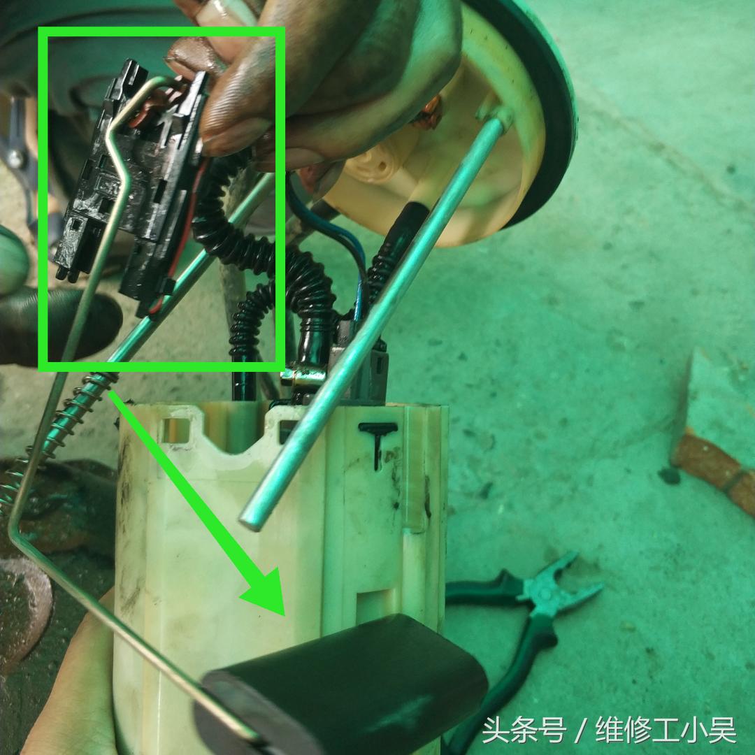 12年21万公里的哈飞被拖回修理厂，车主：拧钥匙无法启动发动机！