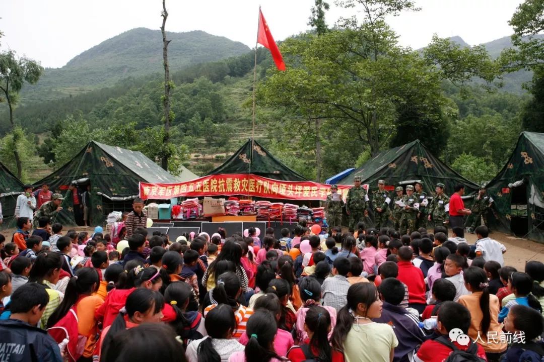 汶川抗震救灾真实影像,十年前汶川地震15名勇士跳伞