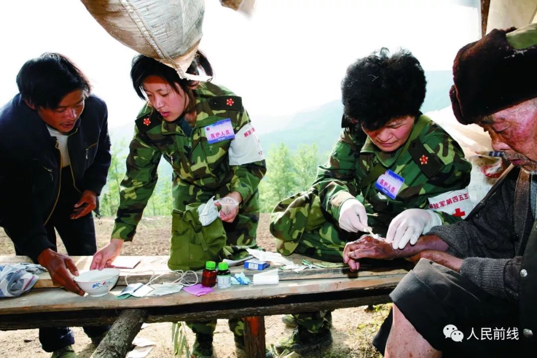 汶川抗震救灾真实影像,十年前汶川地震15名勇士跳伞