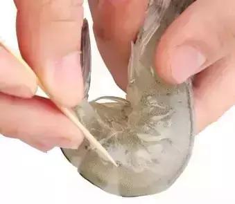 快速去除虾线的小妙招,虾肚子下面的那条虾线怎样去除