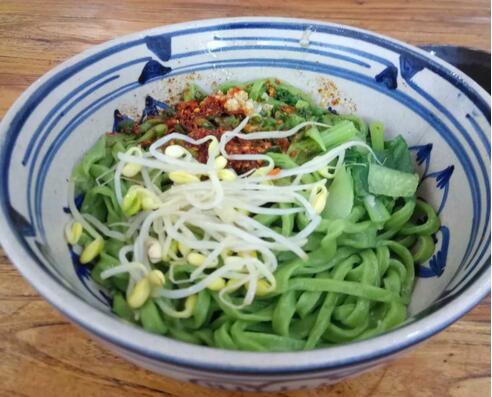 正宗陕西手擀面油泼面,油泼面pk板面