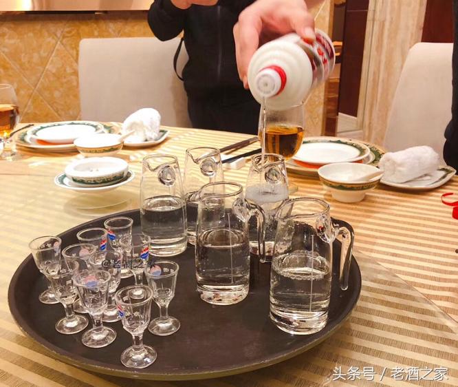 酒桌上的茅台倒不出来怎么办,酒桌上不喝酒怎么避免尴尬