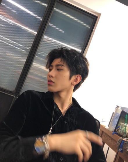 胡歌朱一龙蔡徐坤同台,胡歌发微博微博之夜朱一龙