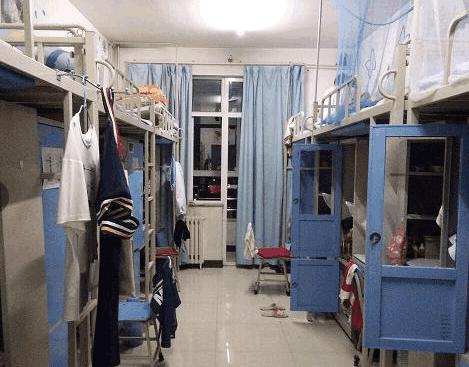 大学宿舍住上床还是下床好,大学宿舍睡下铺好吗