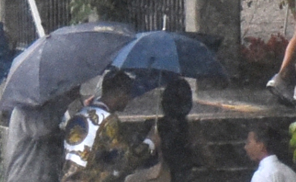 C罗真是贴心好男人！冒雨为女友撑伞过桥，如此高富帅谁不想嫁他