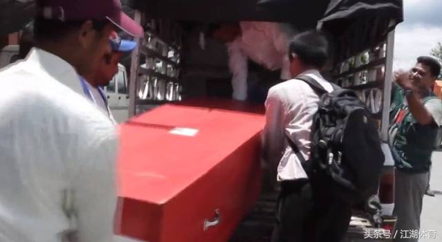 卡塔尔为世界杯死了多少人,卡塔尔世界杯现场严重受伤的球员