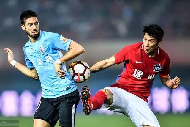 广州恒大5:0河南建业,恒大球迷*攻围**建业队长:你素质太差了!