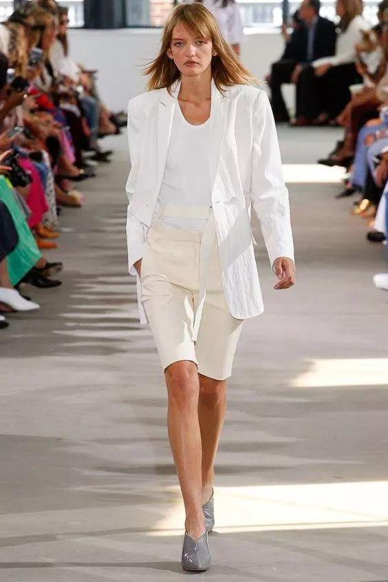 到公司上班可以穿短裤吗 (短裤怎么穿出高级范儿)