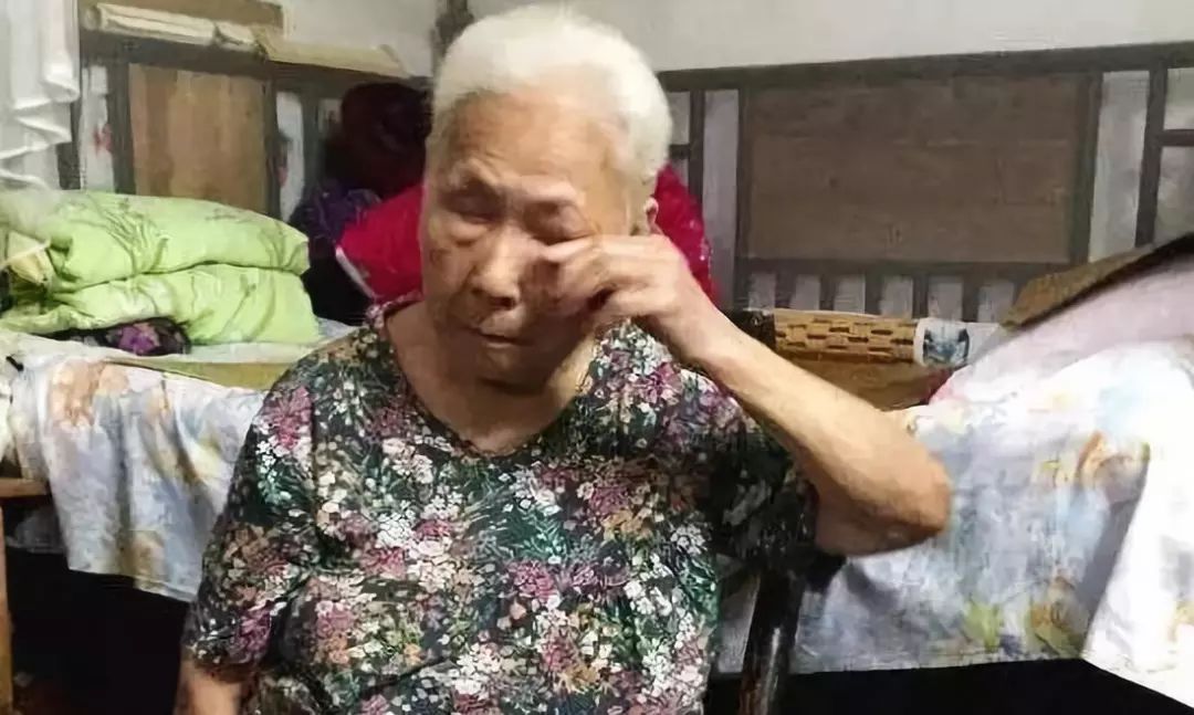 毒打、强奸、*虐性**……他把一个女人的真实故事画成漫画,看到第几张你哭了?