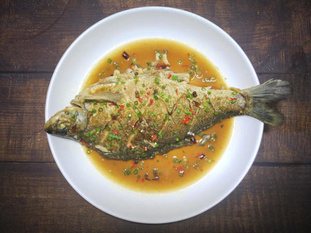 怎么煎鱼粘锅掉皮什么原因,煎鱼掉皮怎么继续做红烧鱼