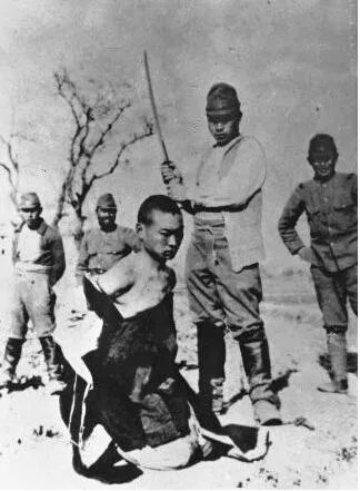 毒打、强奸、*虐性**……他把一个女人的真实故事画成漫画,看到第几张你哭了?