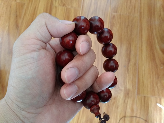 小叶紫檀表面棕眼会盘出金星,小叶紫檀只有棕眼没有金星