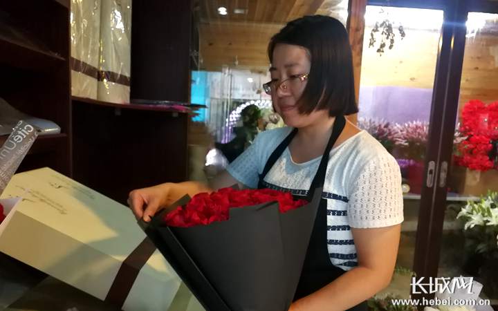 石家庄:七夕节拉动“浪漫消费”众多市民为爱情“买单”