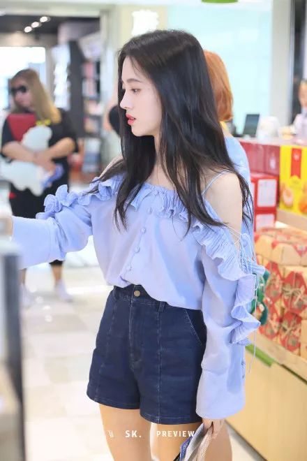 鞠婧祎穿分叉裙,鞠婧祎衣服打结