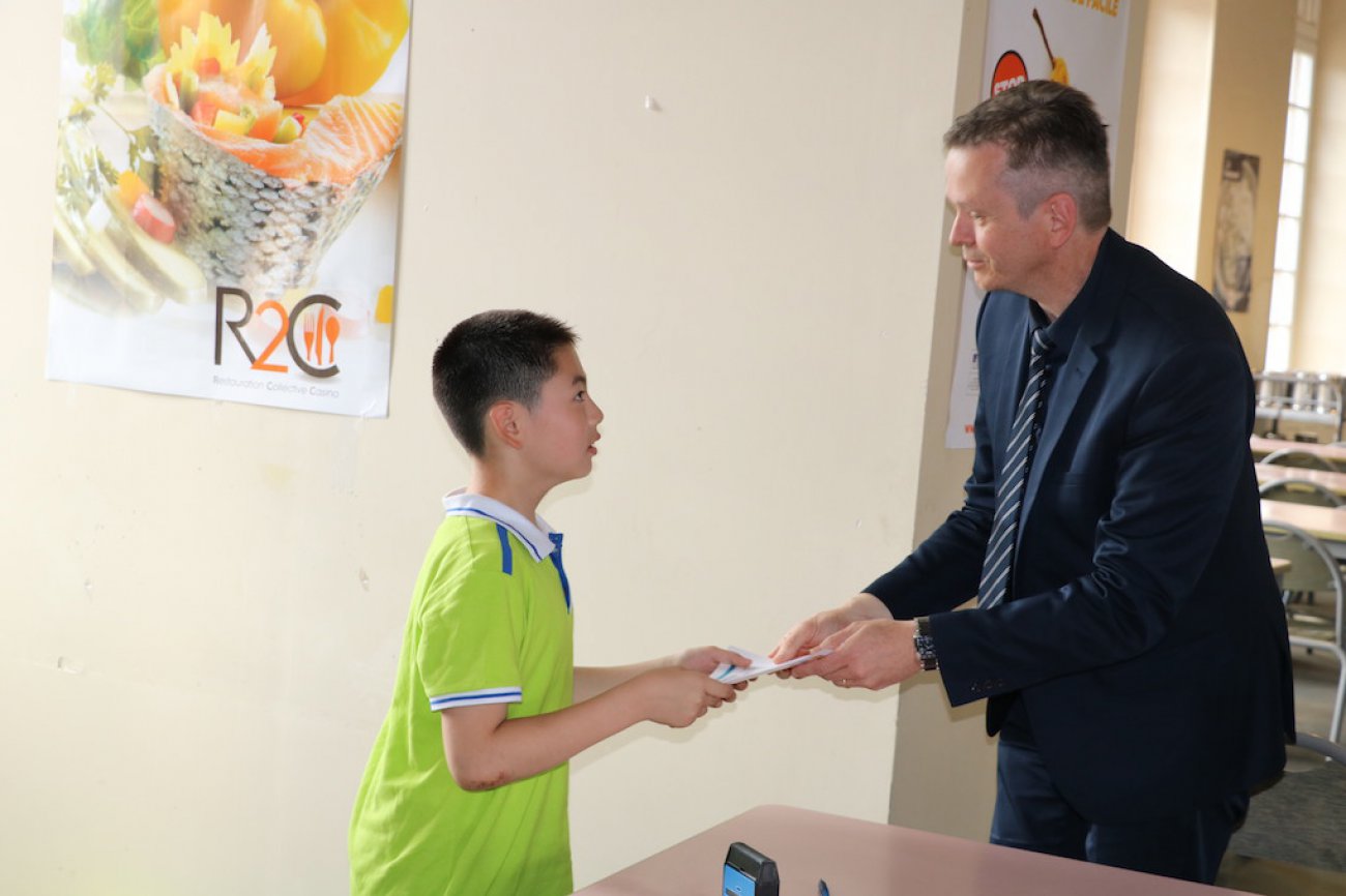 红遍整个欧坦市的草小西区学子，了解一下