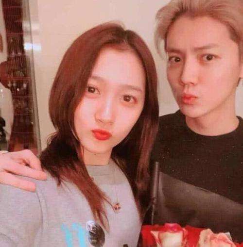 关晓彤足球穿搭,关晓彤穿百褶裙踢足球