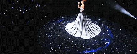 把整个星空都穿在身上太美了,把银河穿在身上去照亮